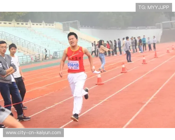 “东部新区定向越野:运动员在迷雾中寻觅胜利” “东部新区定向越野:运动员在迷雾中寻觅胜利”